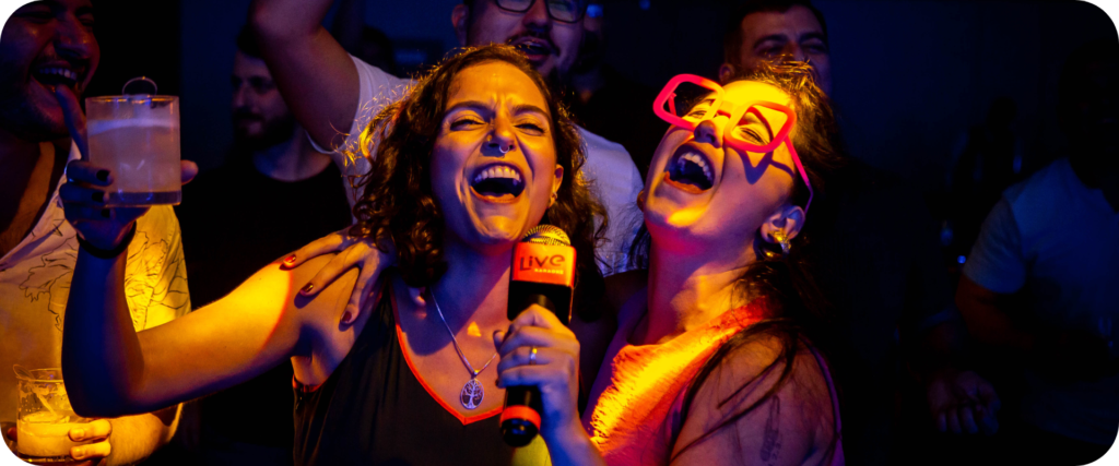 Pessoas felizes cantando em um evento da Live Karaoke