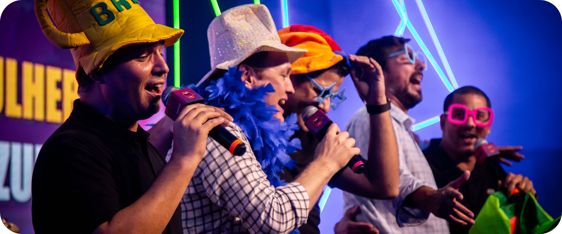 Pessoas se divertindo em festa de confraternização da Live Karaoke