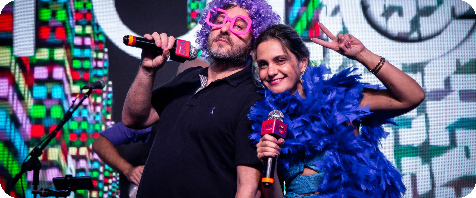 Pessoas se divertindo em evento da Live Karaoke em karaoke corporativo