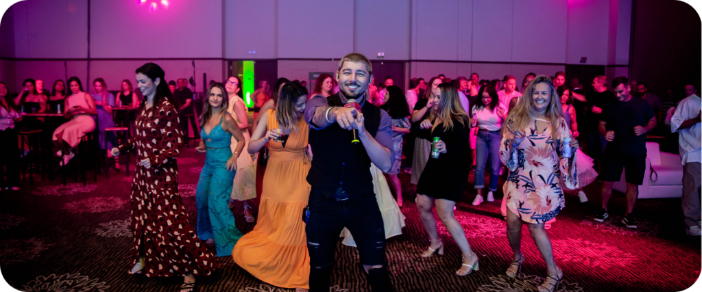 Descubra as 7 músicas de karaokê que são sucesso em qualquer festa. Saiba por que elas fazem todo mundo cantar junto.