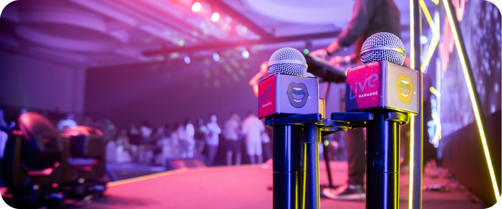 Conheça os táxis com karaokê que viraram febre em Londres, Japão e EUA. Corridas divertidas, microfone no carro e muita música no volante.